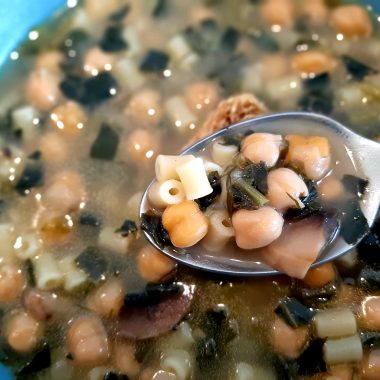 Lemony Chickpeas with pasta and spinach!